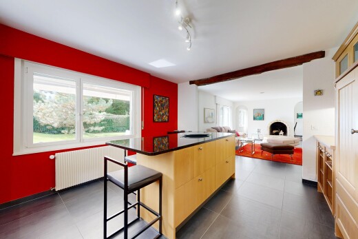 cuisine avec cloison sèche, drywall, radiateur, ouvert sur l'espace de vie, et îlot de cuisine