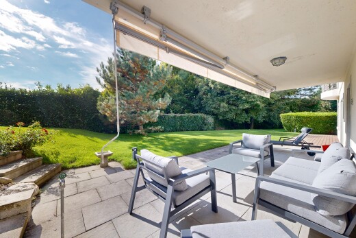 terrasse mit from property, rasen, wohnraum im freien, terrasse, und markise
