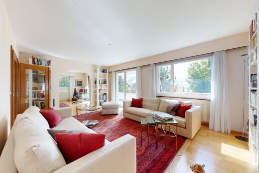 wohnzimmer mit wood finish floor, holzfußboden, inside property, natural light, und natürliches licht