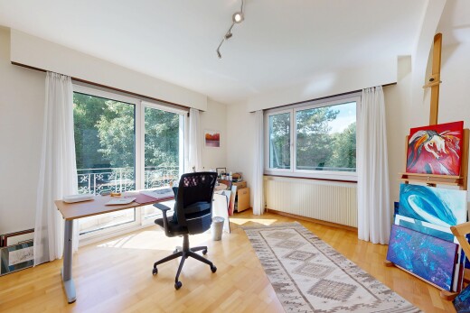 bureau avec radiateur, wood finish floor, sol en finition bois, natural light, et lumière naturelle