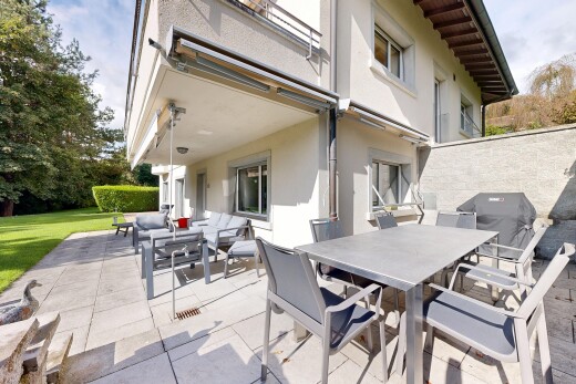 terrasse avec coin repas extérieur, terrasse, espace de vie extérieur, gril, et property visible