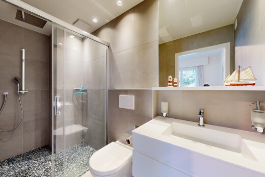 salle de bains avec miroir, salle de bain complète, lavabo (ou coiffeuse selon le contexte), douche, et toilette
