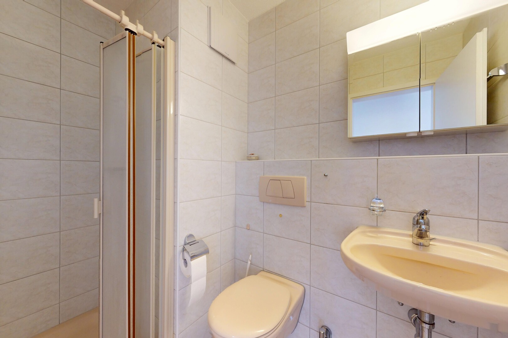bad mit dusche, inside property, komplettes badezimmer, tile wall, und fliesenwand