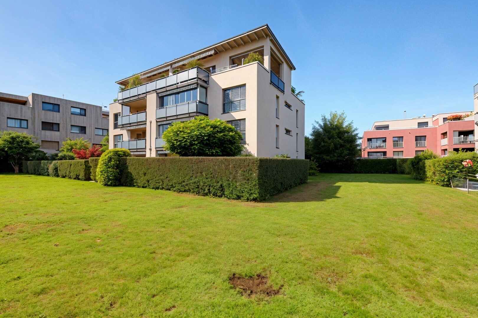 garten mit day time, property visible, und rasen