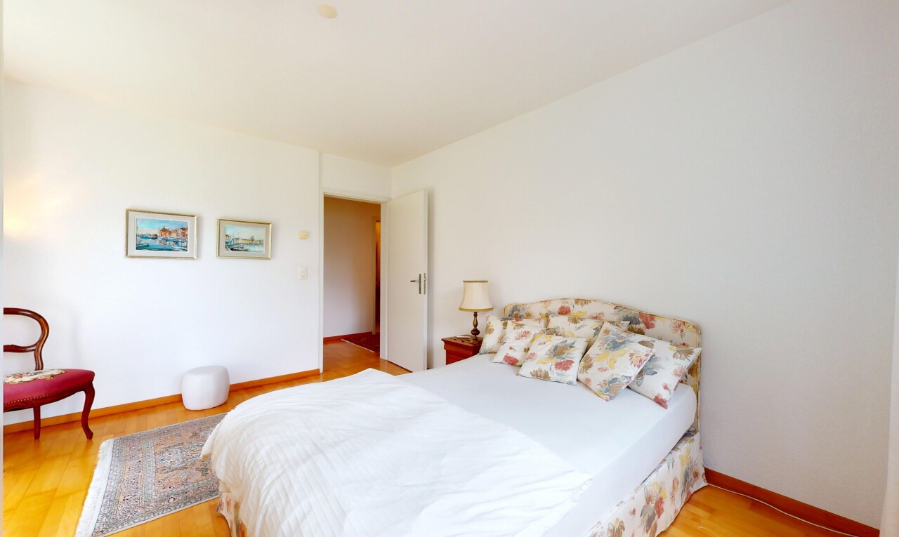 zimmer / schlafzimmer mit inside property, drywall, gipskartonwand, wood finish floor, und holzfußboden