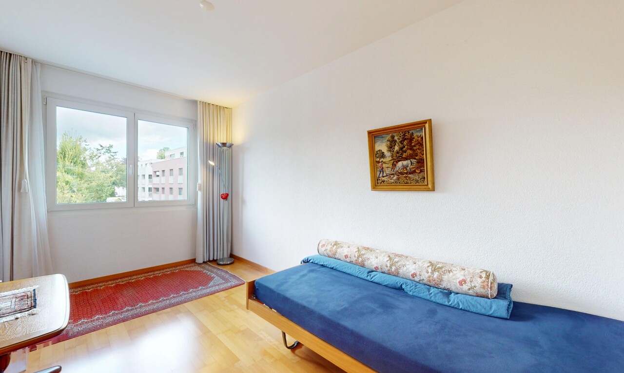 wohnzimmer mit natural light, natürliches licht, wood finish floor, holzfußboden, und inside property