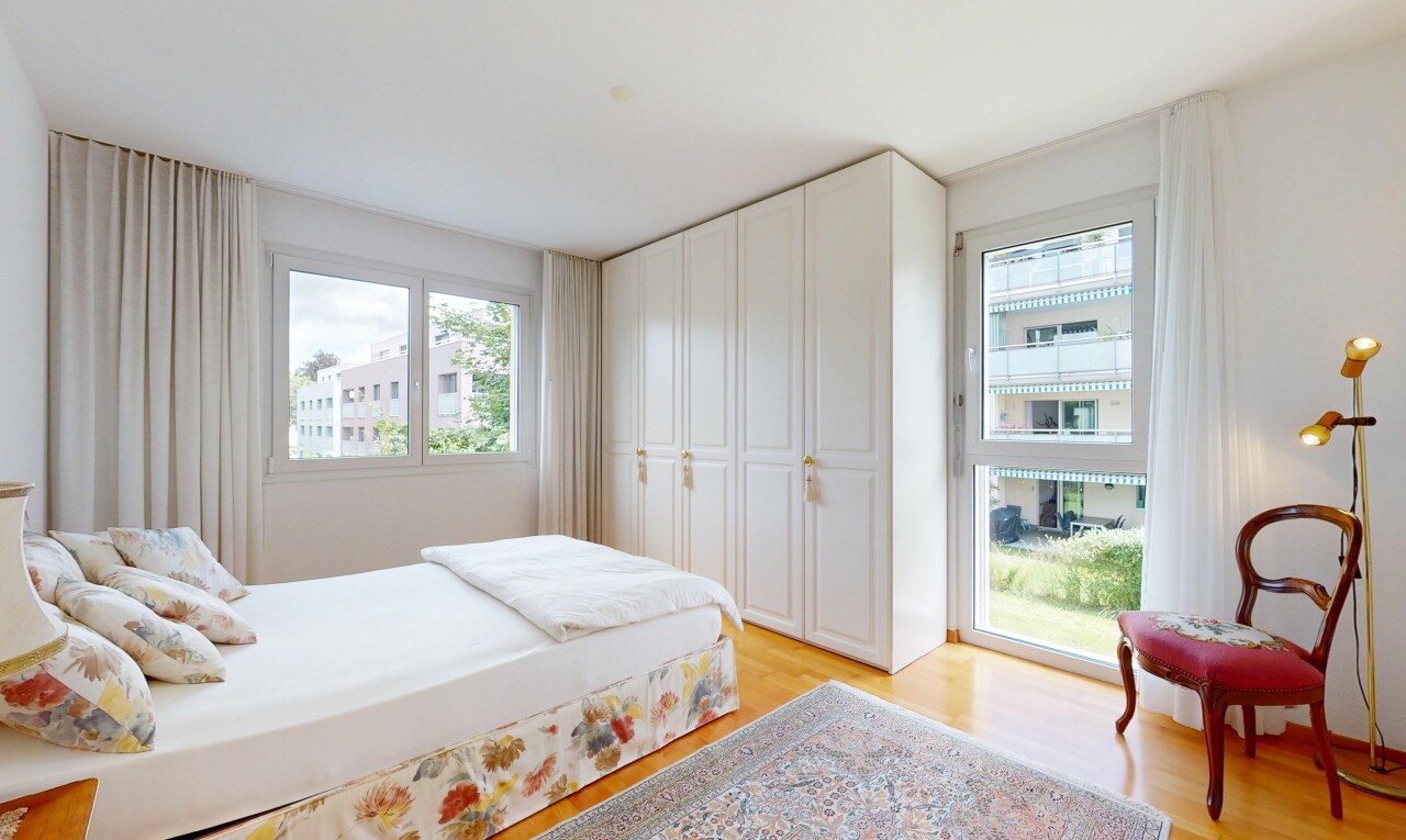 zimmer / schlafzimmer mit inside property, natural light, natürliches licht, wood finish floor, und holzfußboden