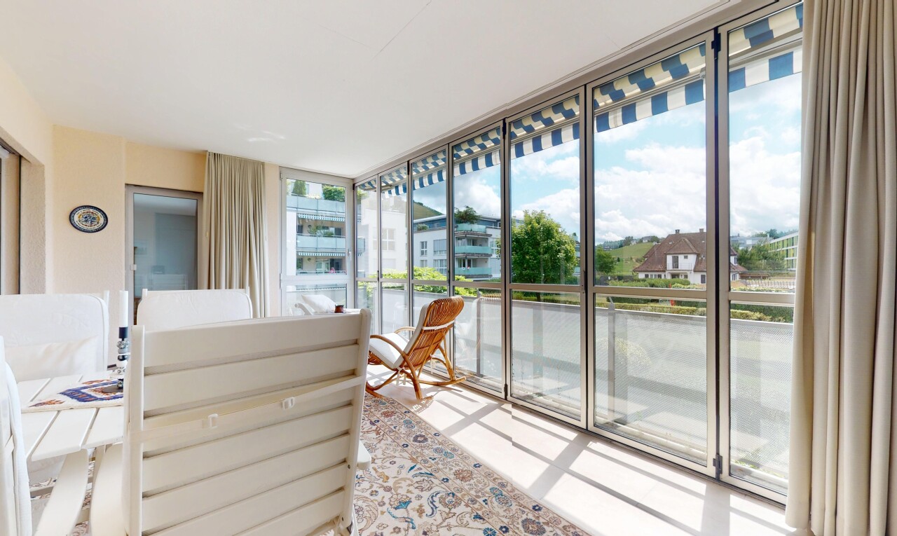 zimmer / schlafzimmer mit natural light, natürliches licht, inside property, außenzugang, und day time