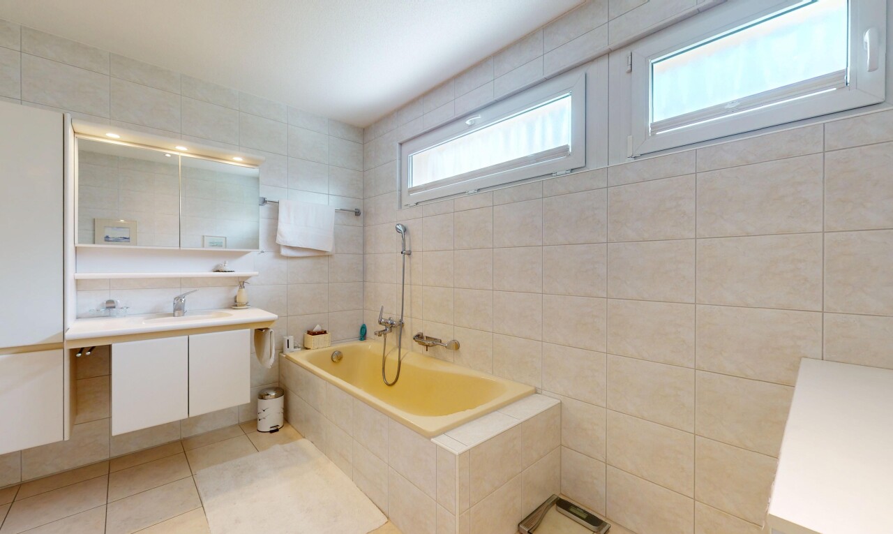 bad mit tile tub, bad, natural light, natürliches licht, und komplettes badezimmer