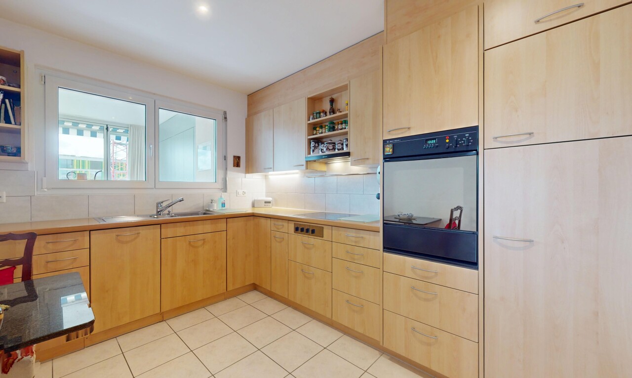 küche mit hellbraune schränke, ofen, inside property, offene regale, und natural light