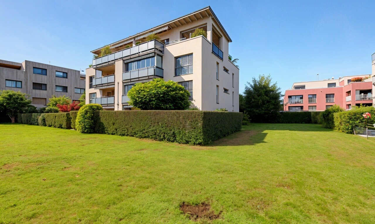 garten mit day time, property visible, und rasen