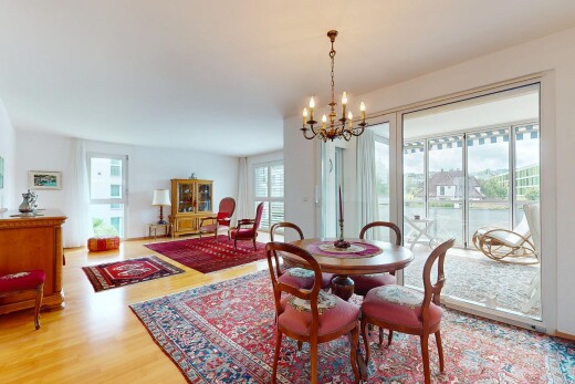 esszimmer mit bemerkenswerter kronleuchter, natural light, natürliches licht, wood finish floor, und holzfußboden