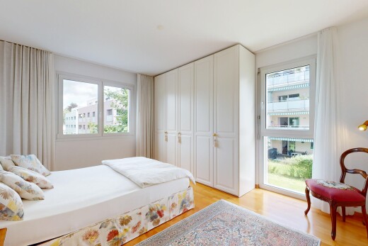 zimmer / schlafzimmer mit inside property, natural light, natürliches licht, wood finish floor, und holzfußboden