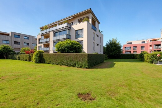 garten mit day time, property visible, und rasen