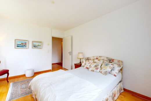 zimmer / schlafzimmer mit inside property, drywall, gipskartonwand, wood finish floor, und holzfußboden