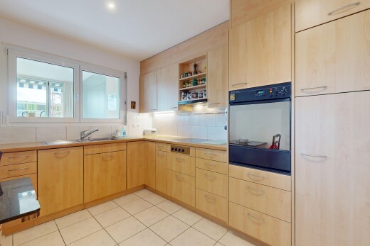 küche mit hellbraune schränke, ofen, inside property, offene regale, und natural light