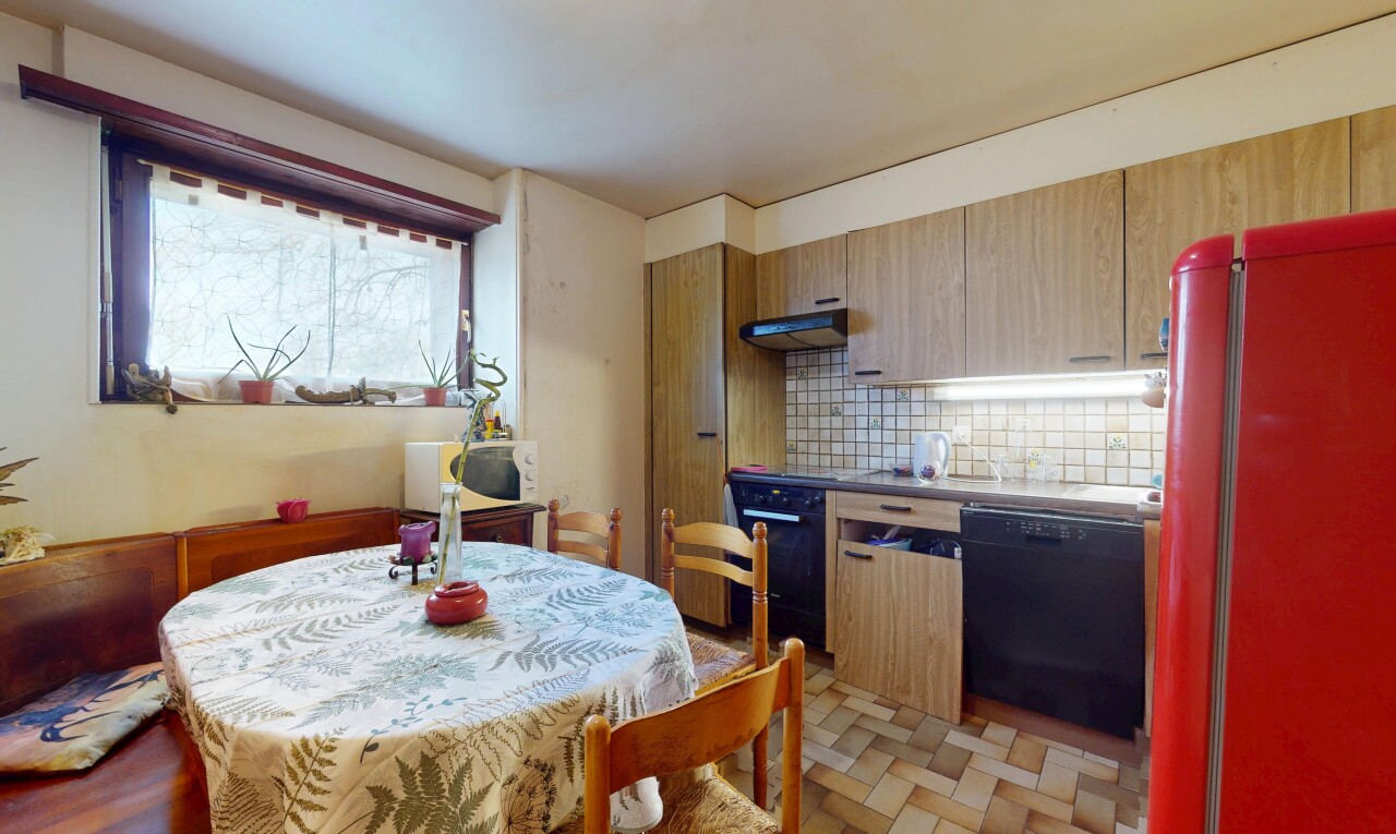 salle à manger avec lumière naturelle