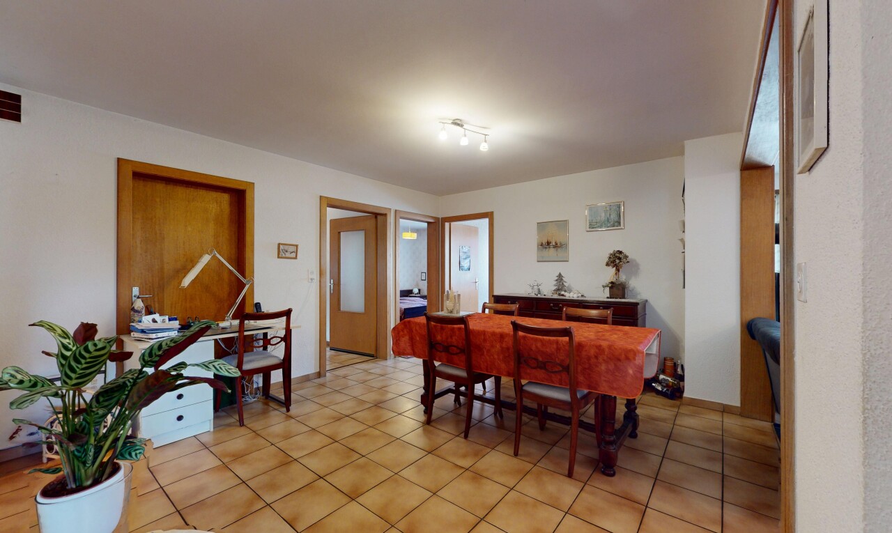 salle à manger avec sol en carrelage et cloison sèche
