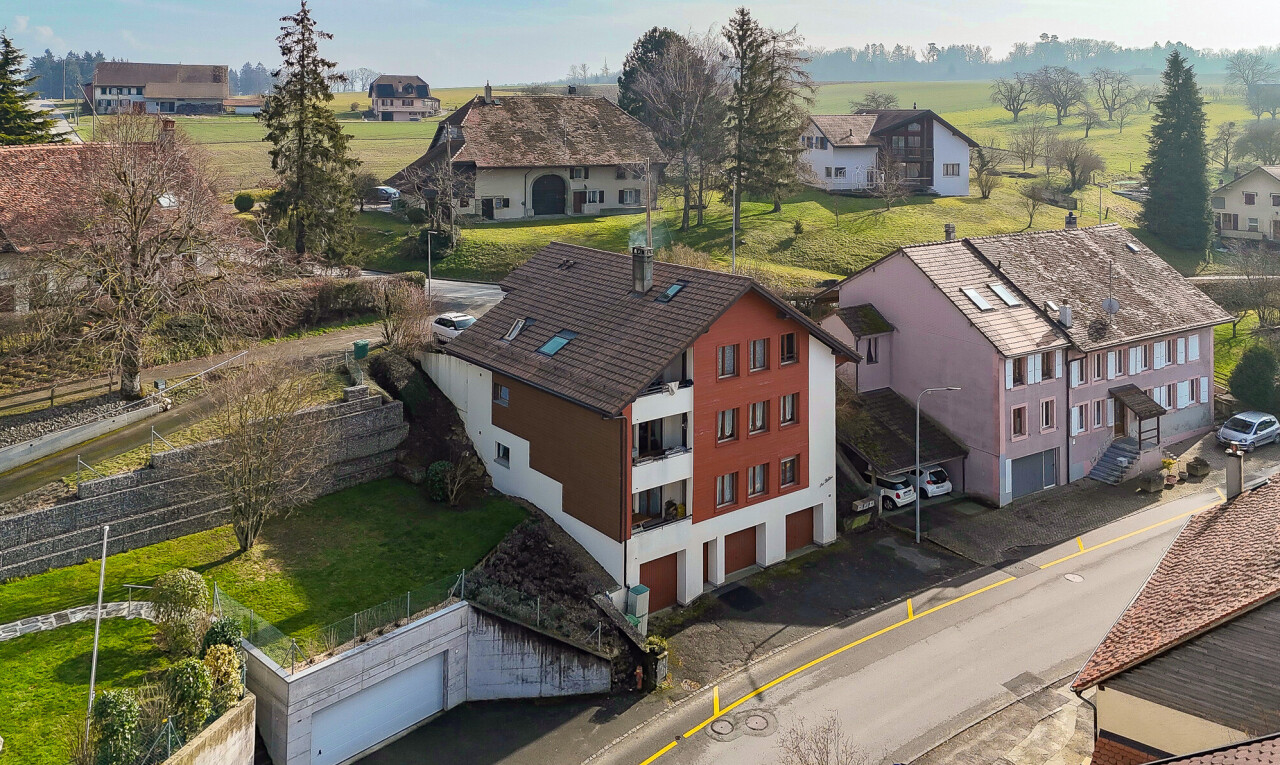 façade avec garage intégré et vue résidentielle