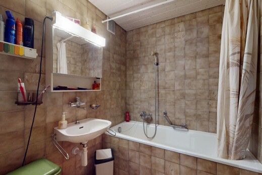 salle de bains avec mur en carrelage, douche-bain combinés, évier, salle de bain complète, et miroir