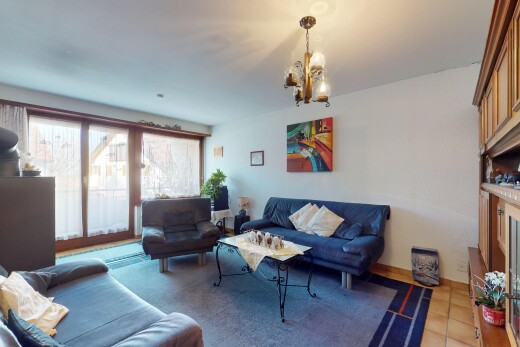 salon avec lumière naturelle, lustre remarquable, sol en carrelage, et cloison sèche