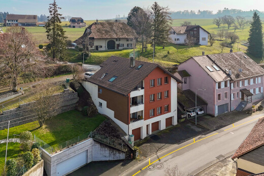 außenansicht mit eingebaute garage und wohngebietblick