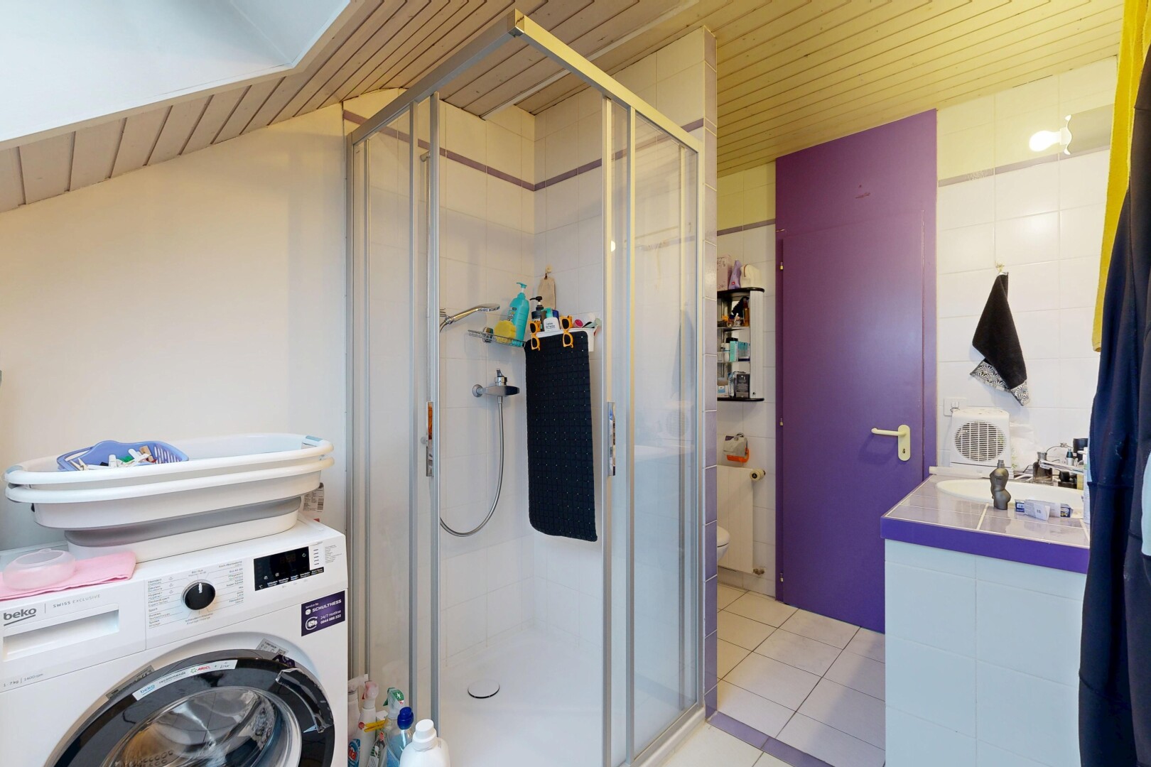 salle de bains avec lave-linge et sèche-linge, salle de bain complète, douche, plafond en bois, et wood ceiling