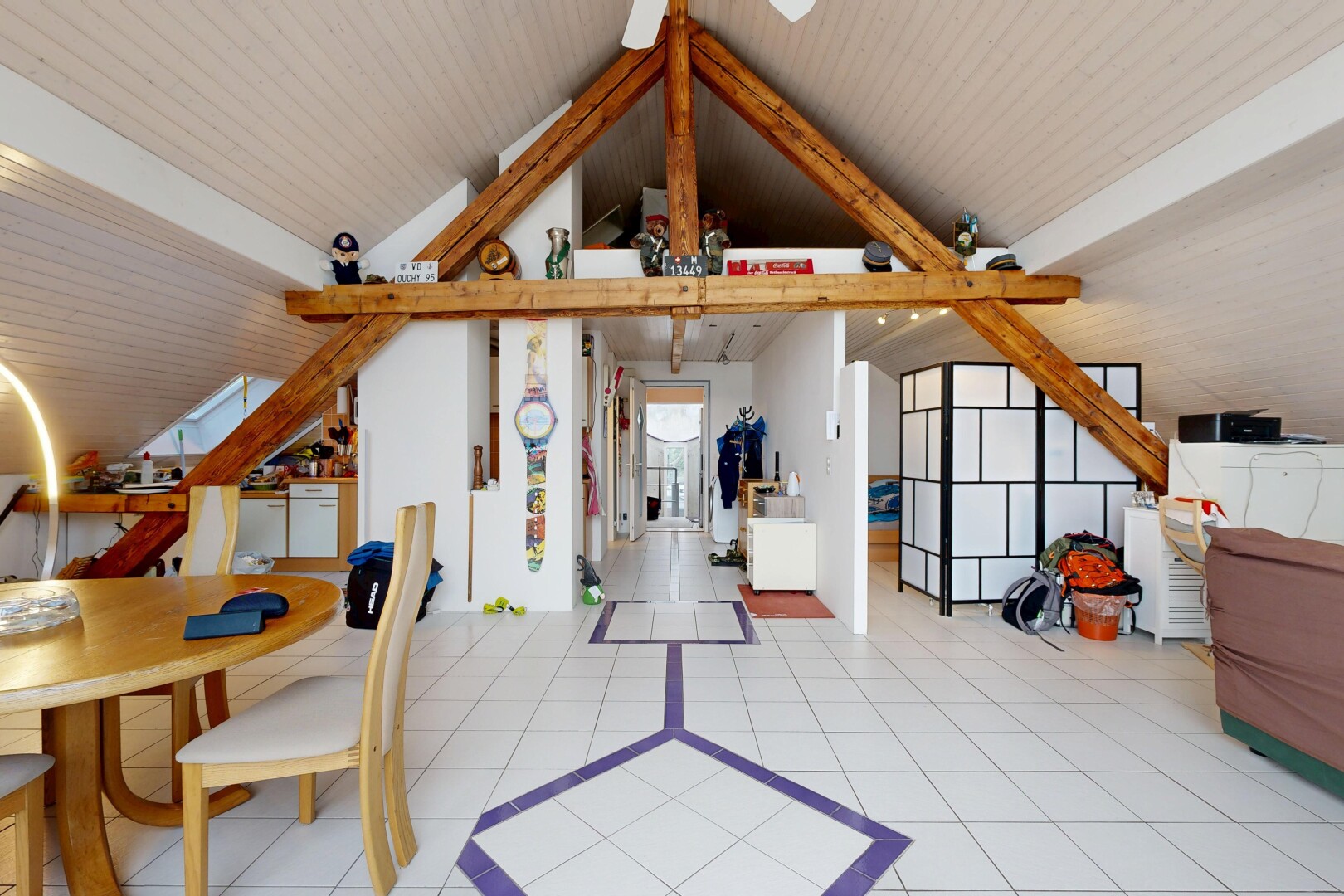escaliers avec cathedral ceiling, plafond cathédrale, beamed ceiling, plafond à poutres, et inside property