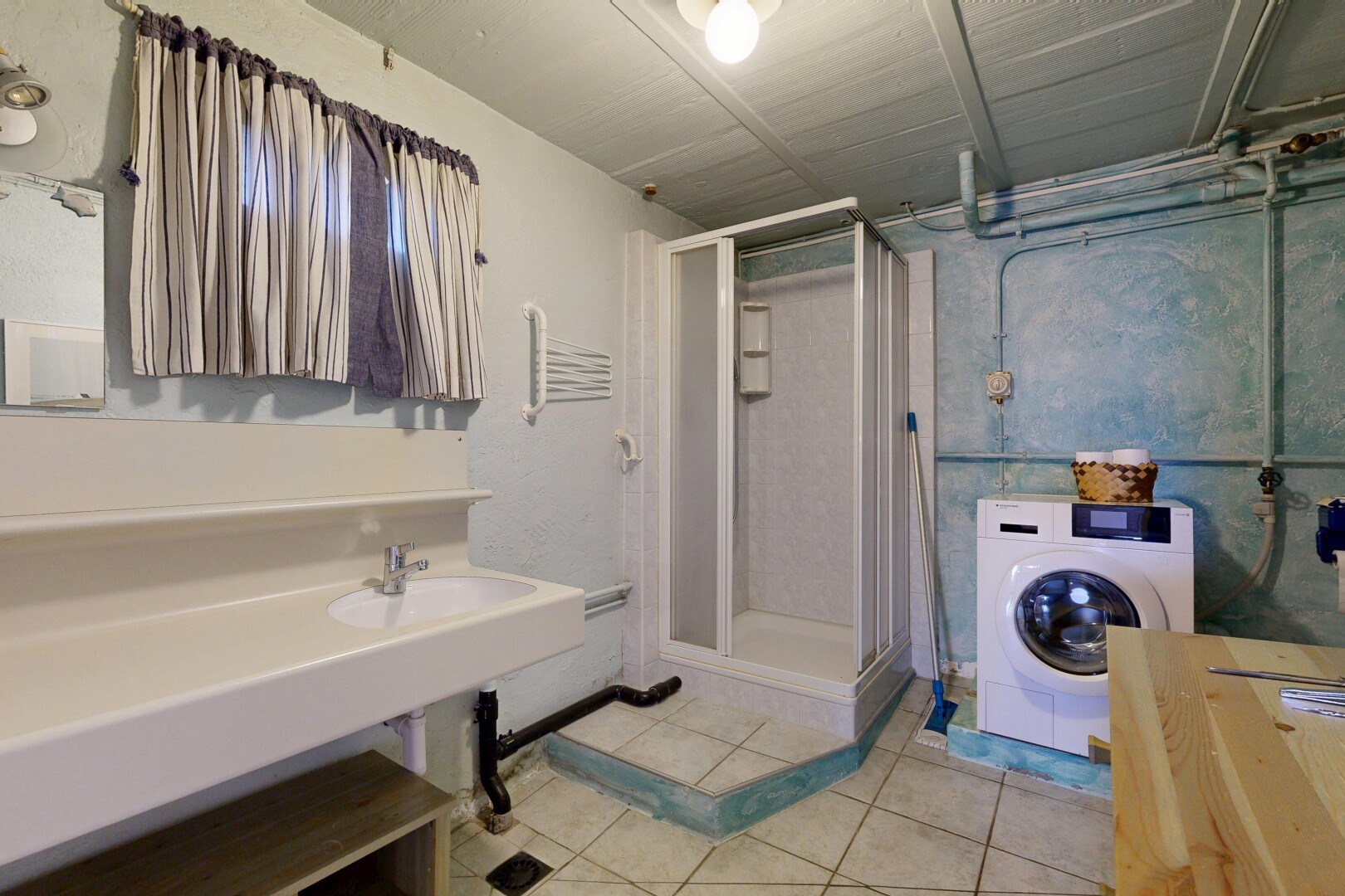 salle de bains avec lave-linge et sèche-linge, salle de bain complète, douche, inside property, et tile floor