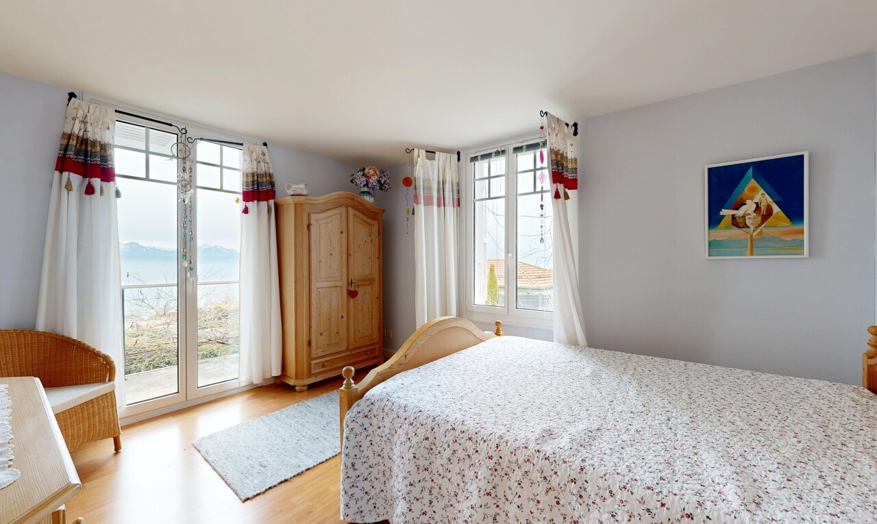 chambre avec drywall, cloison sèche, accès à l'extérieur, inside property, et wood finish floor