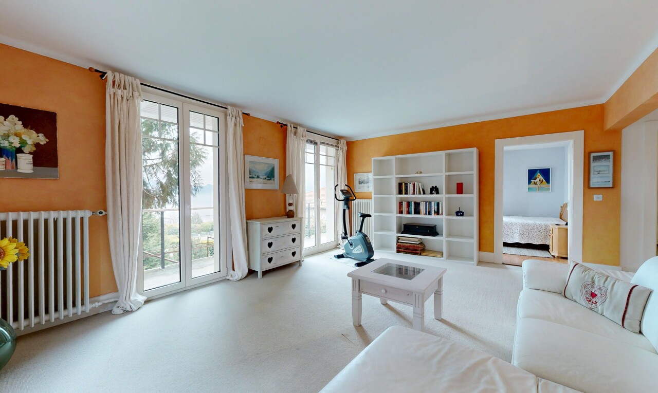 salon avec radiateur, inside property, cloison sèche, drywall, et moquette