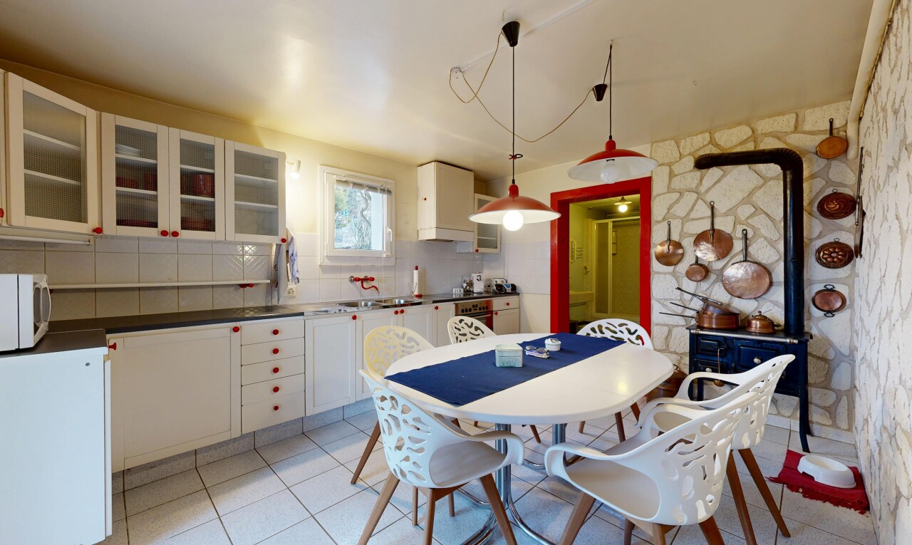 cuisine avec poêle à bois, armoires avec insert en verre, glass insert cabinets, armoires blanches, et white cabinets