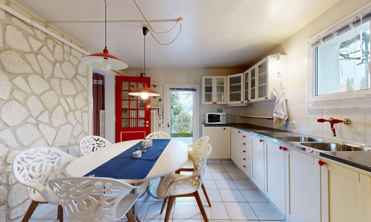 cuisine avec white cabinets, armoires blanches, pendant lighting, éclairage suspendu, et dark countertops