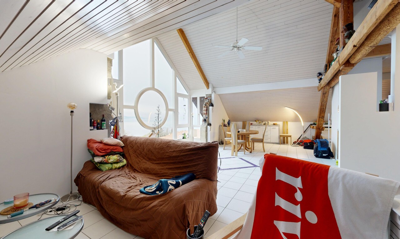 salon avec natural light, lumière naturelle, beamed ceiling, plafond à poutres, et inside property