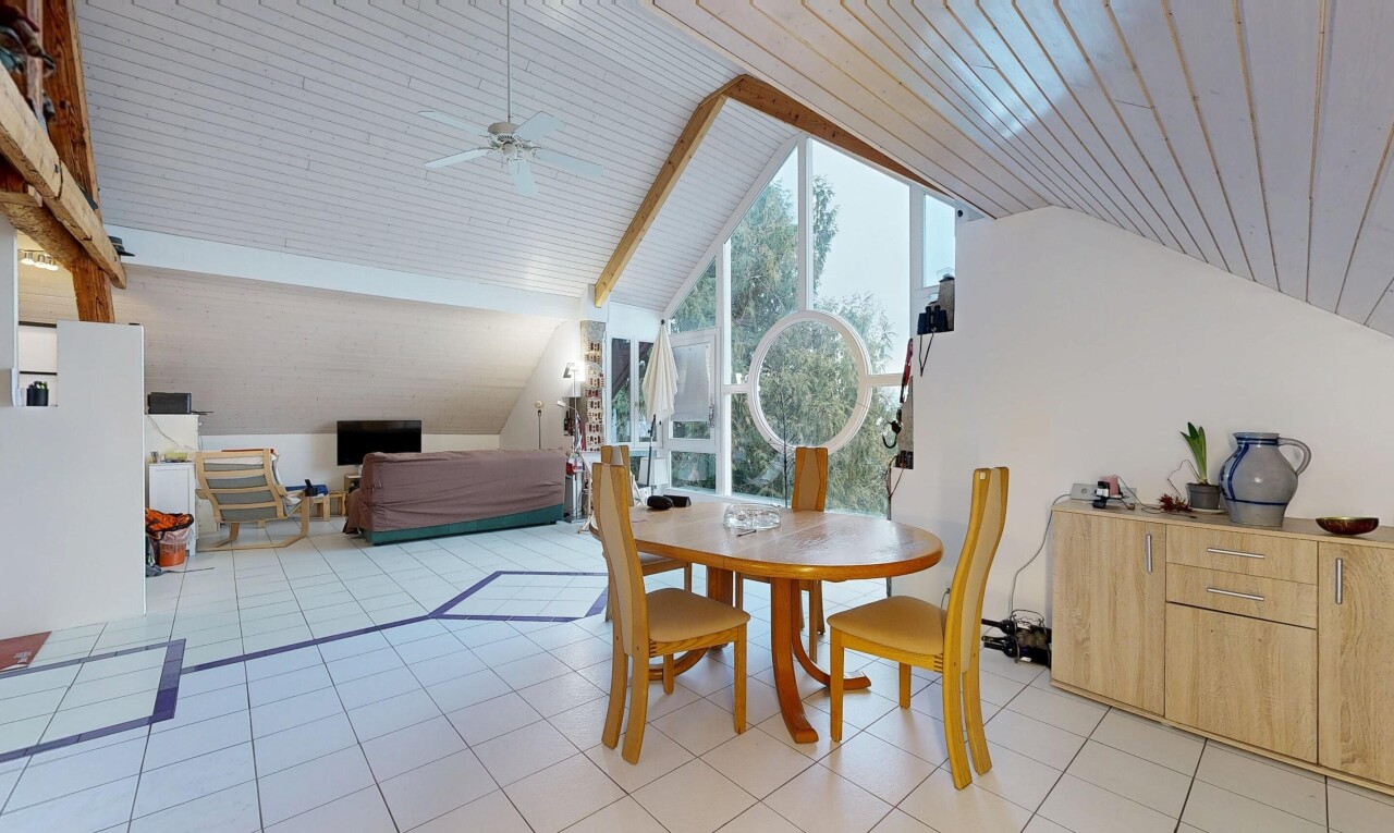 salle à manger avec natural light, lumière naturelle, wood ceiling, plafond en bois, et inside property