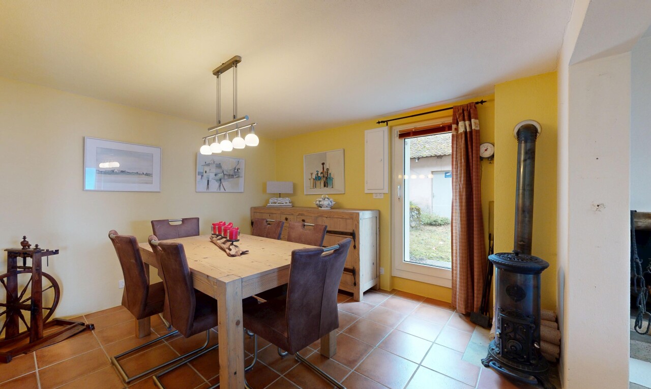 salle à manger avec cloison sèche, drywall, inside property, lumière naturelle, et natural light