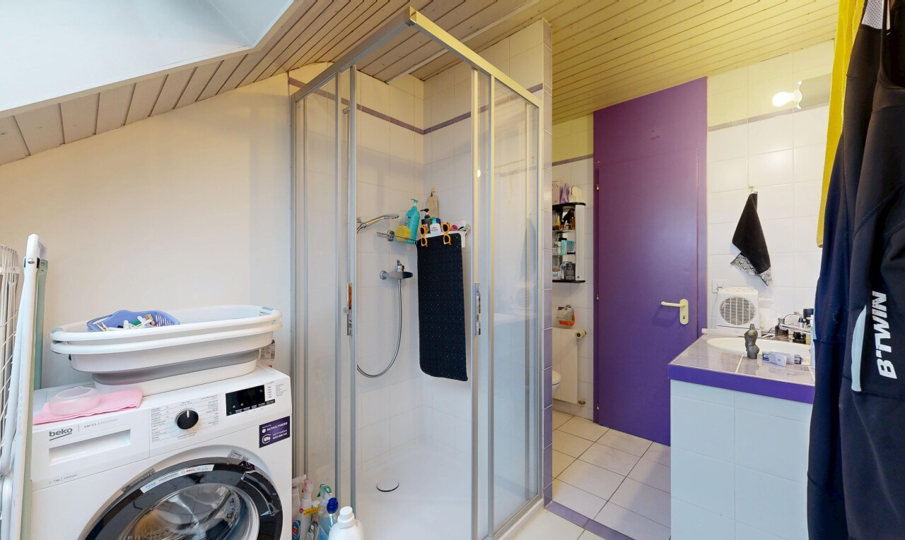 salle de bains avec lave-linge et sèche-linge, salle de bain complète, douche, plafond en bois, et wood ceiling