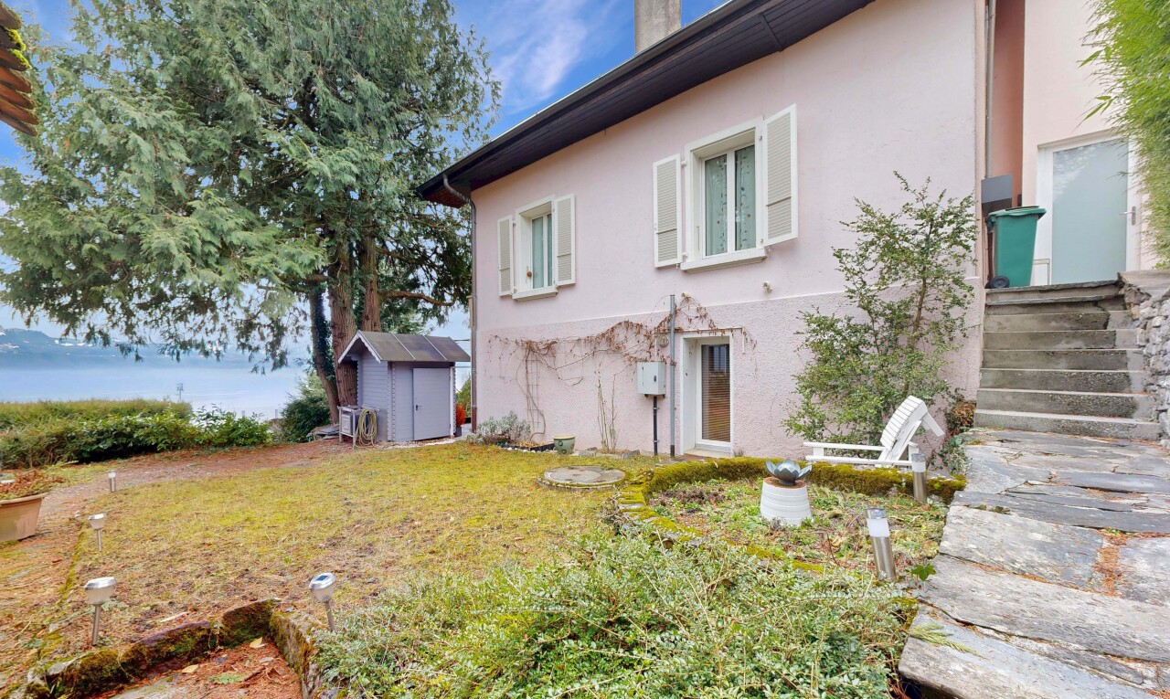 façade avec abri, property visible, structure extérieure, bardage en stuc, et day time