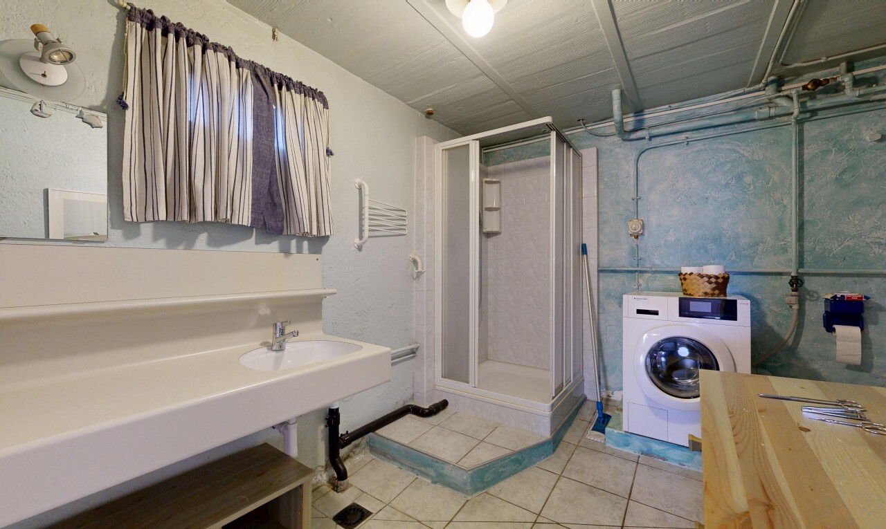 salle de bains avec lave-linge et sèche-linge, salle de bain complète, douche, inside property, et tile floor
