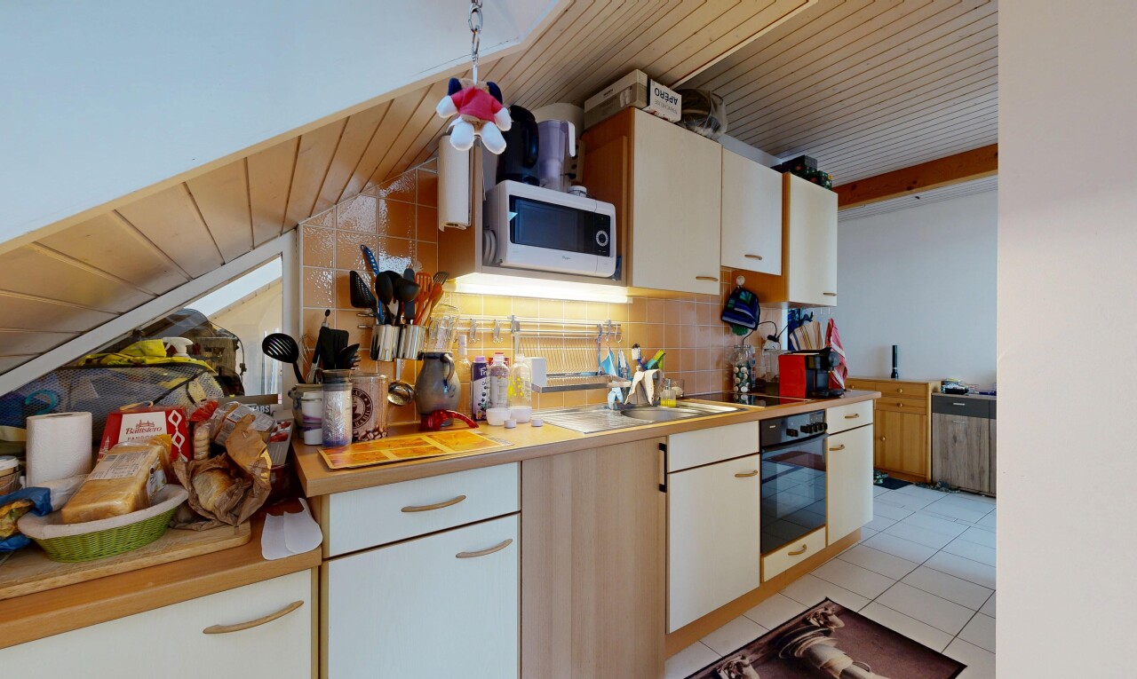cuisine avec light floor, plans de travail, light countertops, wood ceiling, et plafond en bois