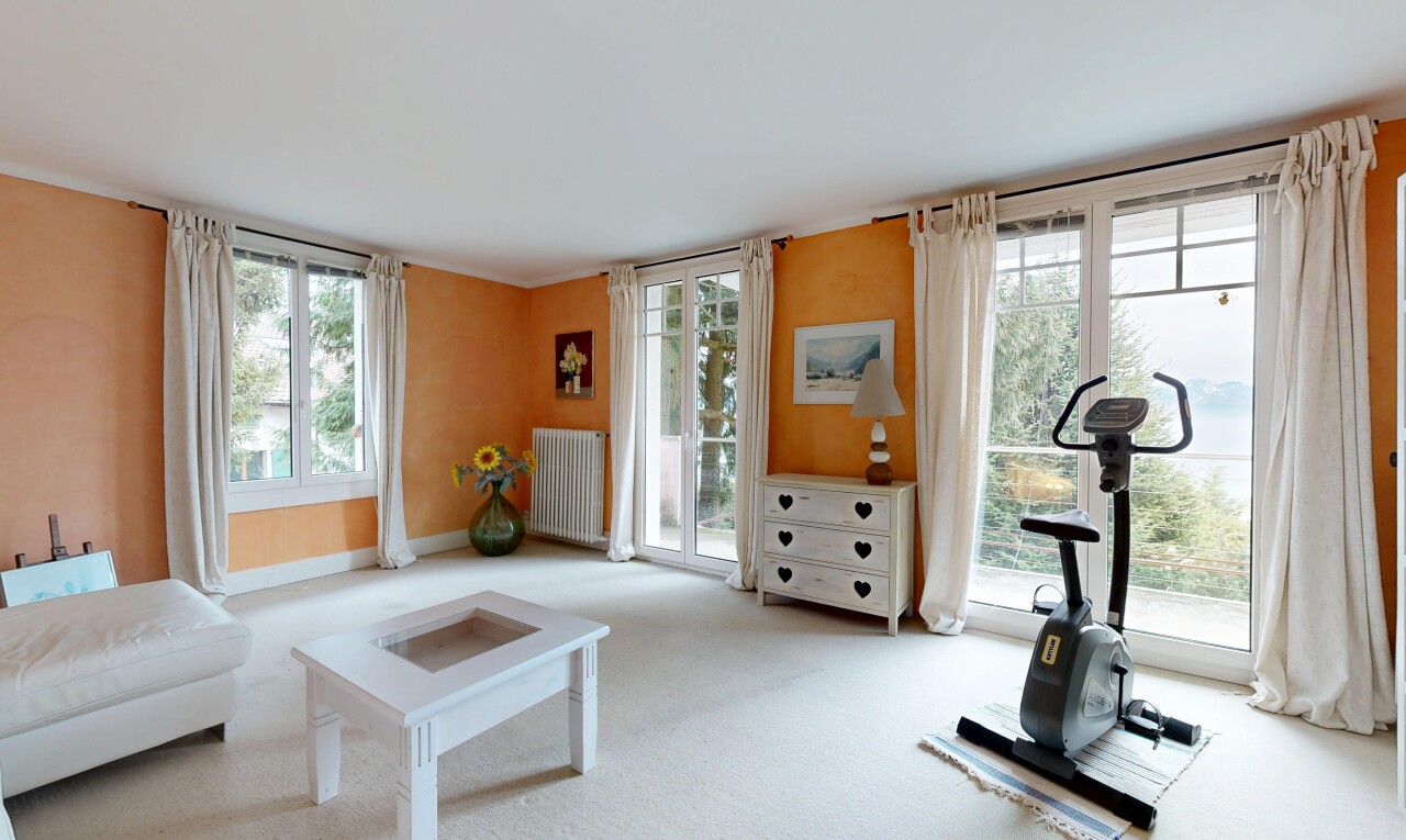 gym avec cloison sèche, drywall, radiateur, inside property, et lumière naturelle