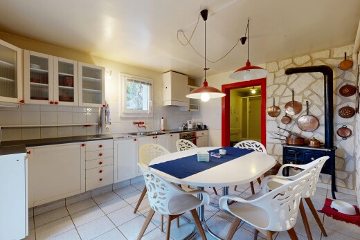küche mit holzofen, schränke mit glastüren, glass insert cabinets, weiße schränke, und white cabinets