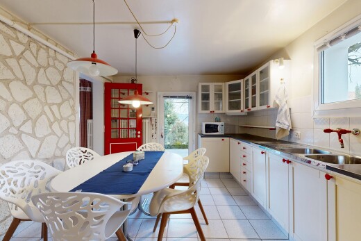 cuisine avec white cabinets, armoires blanches, pendant lighting, éclairage suspendu, et dark countertops