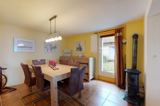 salle à manger avec cloison sèche, drywall, inside property, lumière naturelle, et natural light
