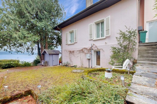 außenansicht mit schuppen, property visible, außenansicht, stuckverkleidung, und day time
