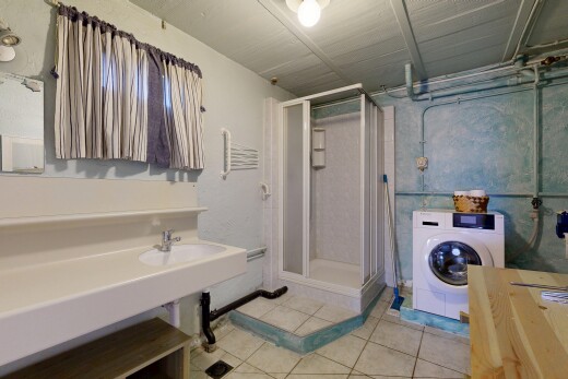 bad mit tumbler, komplettes badezimmer, dusche, inside property, und tile floor