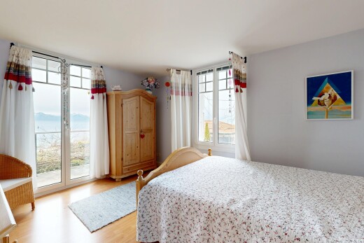 chambre avec drywall, cloison sèche, accès à l'extérieur, inside property, et wood finish floor