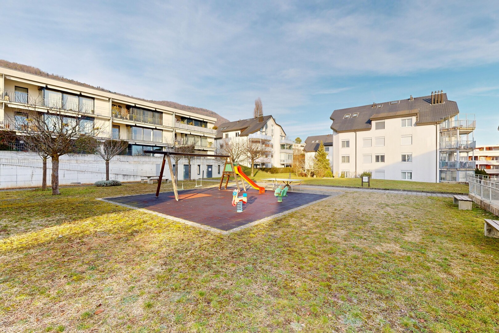 extérieur du bâtiment avec day time, vue sur le complexe d'appartements, apartment complex view, et from community