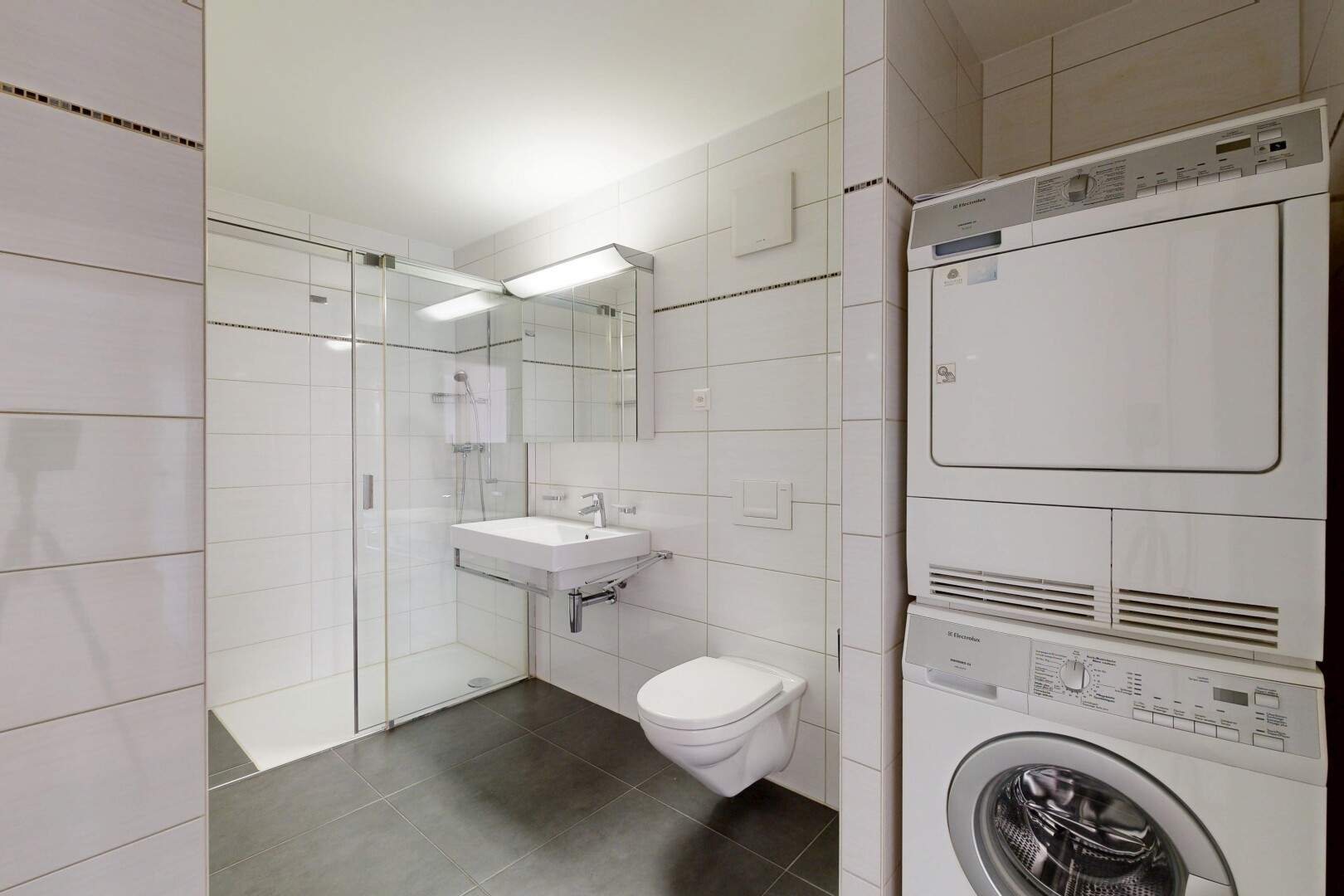 salle de bains avec salle de bain complète, miroir, inside property, mur en carrelage, et tile wall