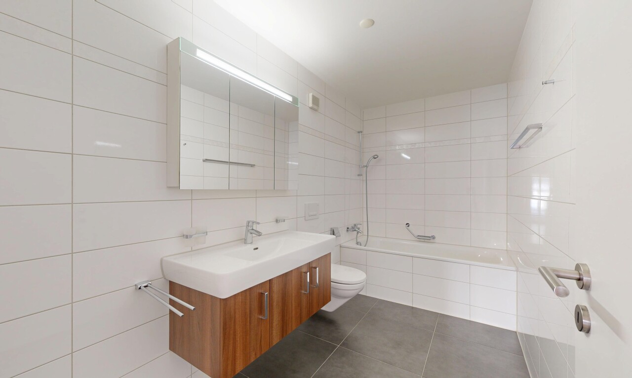 salle de bains avec lavabo (ou coiffeuse selon le contexte), salle de bain complète, inside property, miroir, et toilette